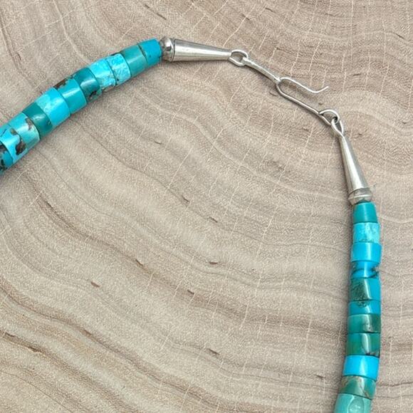 1990s NATIVE AMERICAN Sterling Silver Turquoise Graduated Heishi 5 Tab Necklace - Picture 4 of 5